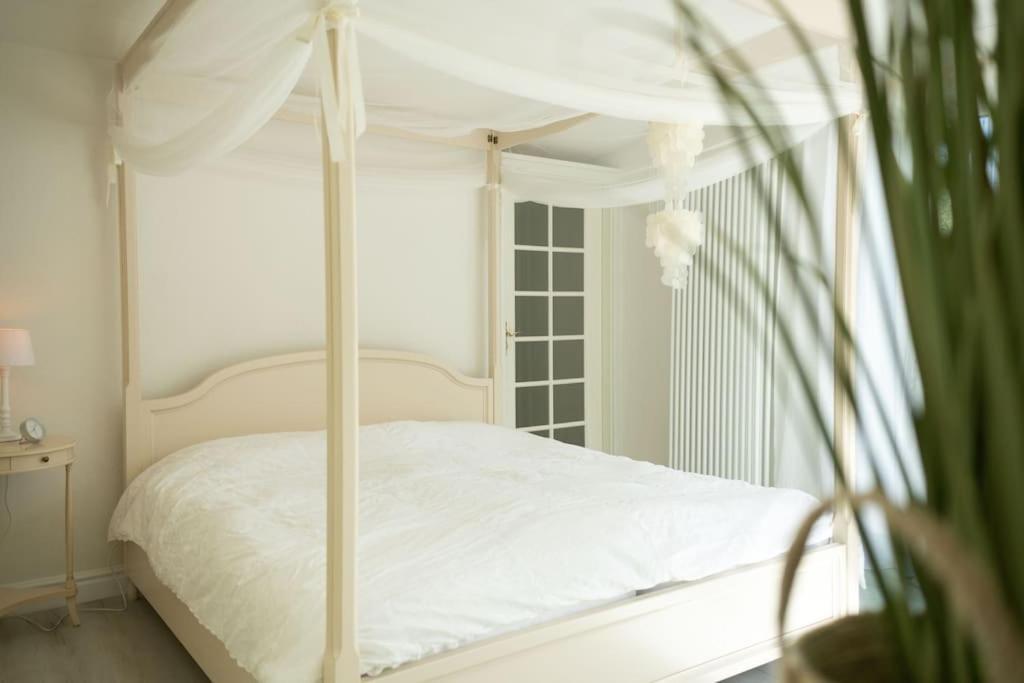 Weiss Apartment *